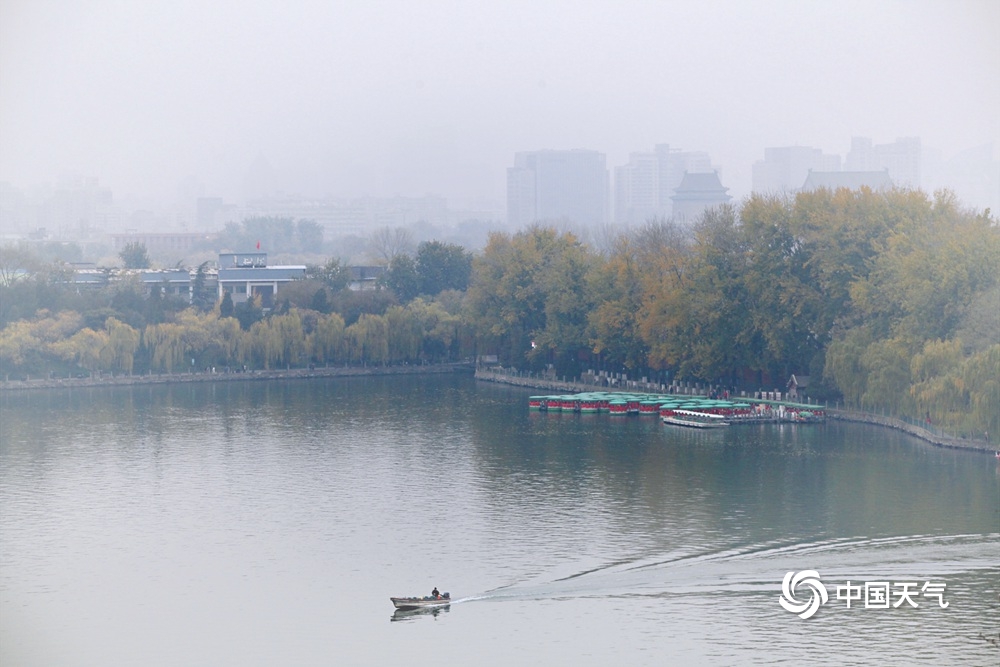 北京霾天气继续 北海太液池远眺似“遮纱”