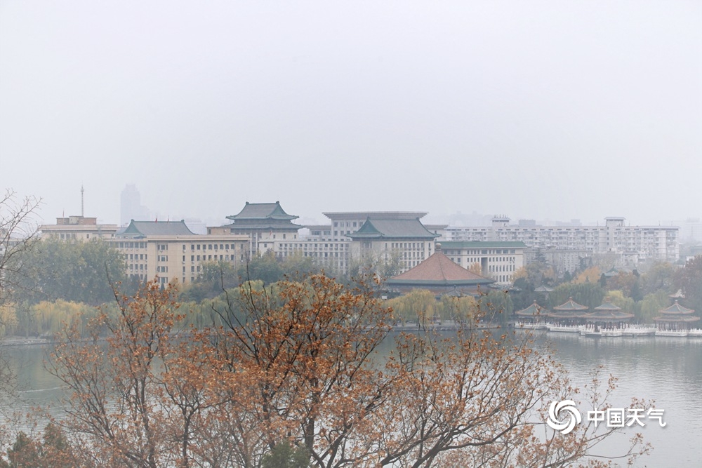 北京霾天气继续 北海太液池远眺似“遮纱”