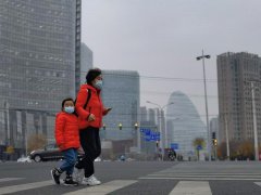 北京望京，市民在空气重