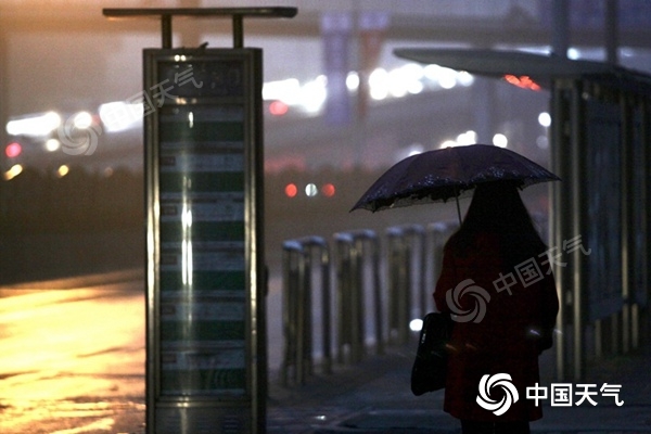 降雨将持续24小时!北京迎入冬后首场降雨 雨雾交织扰交通