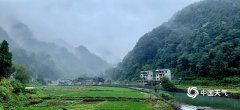 湖南湘西矮寨漫漫雨雾中