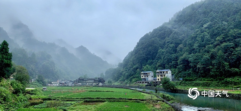 湖南湘西矮寨薄雾弥漫 青山绿水如入仙境