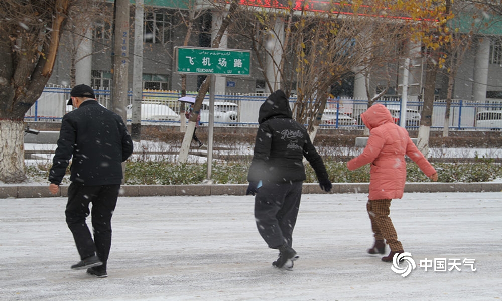 新疆伊犁雪纷飞 行人“慢出行”