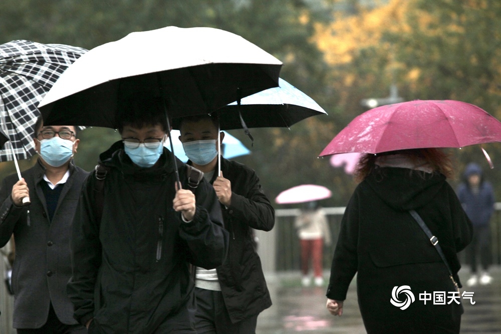 雨扰京城能见度不佳 早高峰汽车排长龙