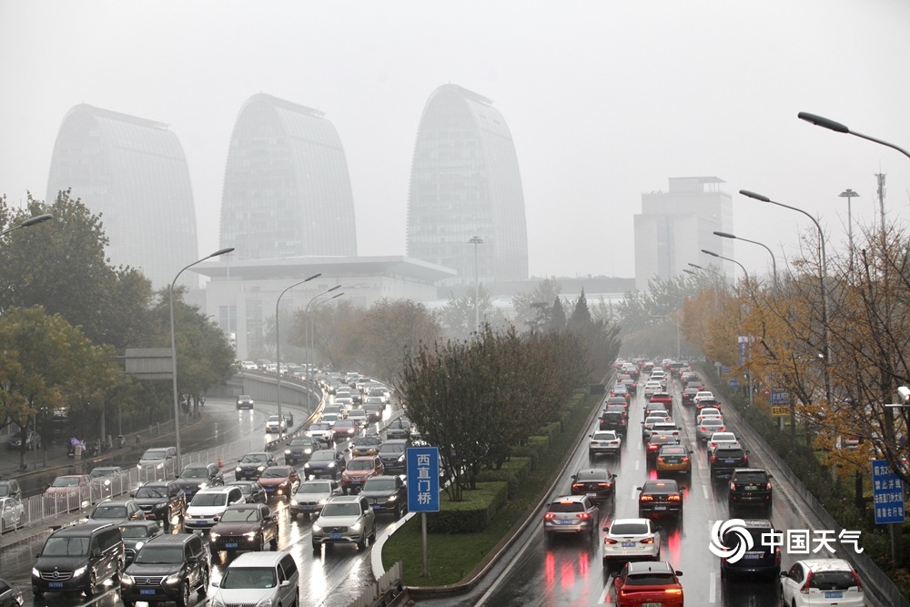 雨扰京城能见度不佳 早高峰汽车排长龙