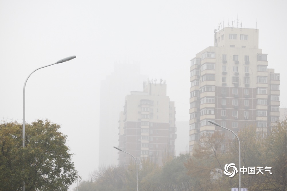 雨扰京城能见度不佳 早高峰汽车排长龙