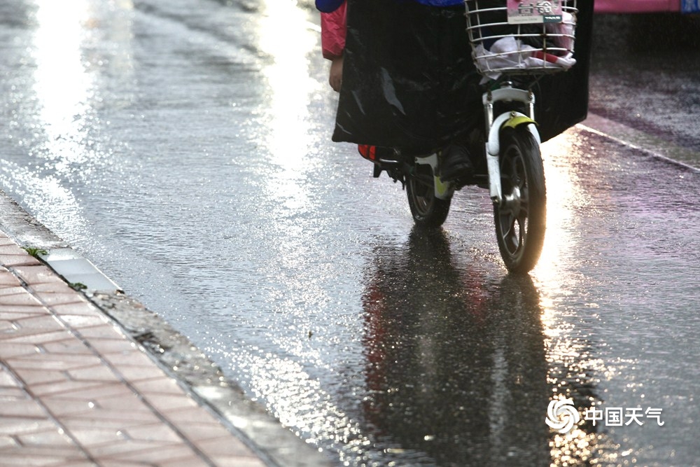 雨扰京城能见度不佳 早高峰汽车排长龙