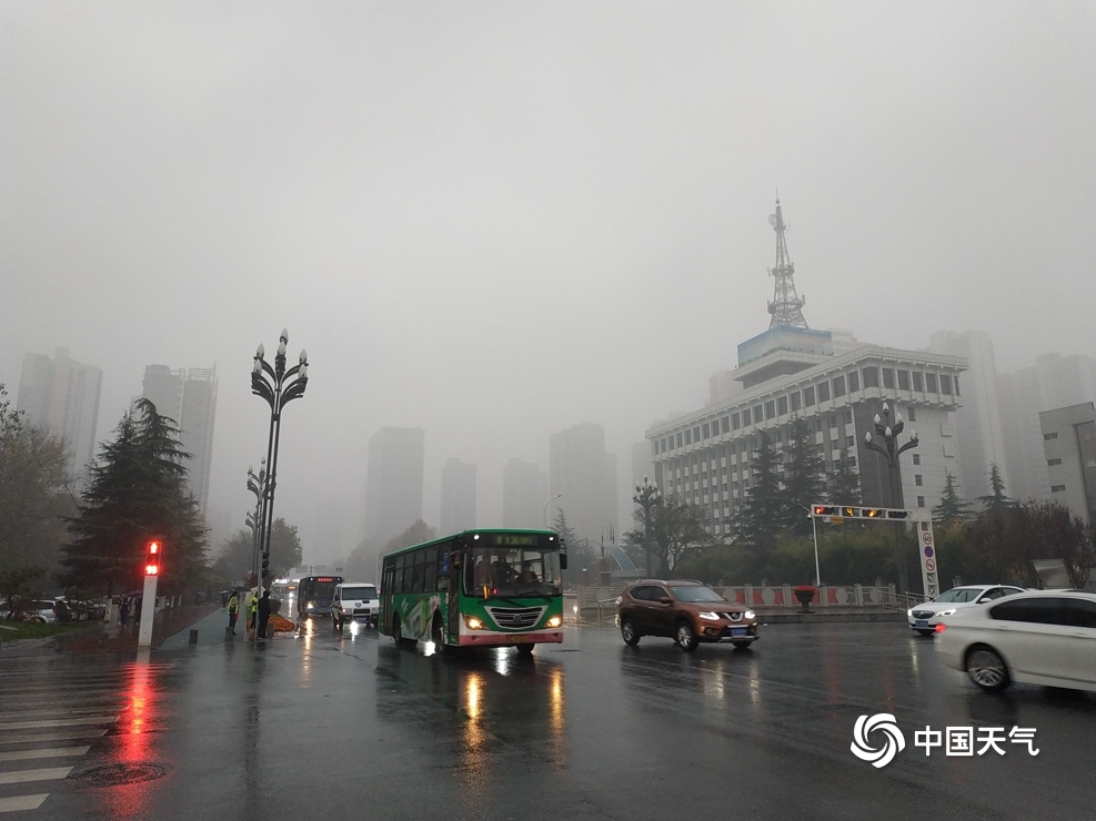 陕西宝鸡现雨雾天气 能见度不佳楼宇若隐若现