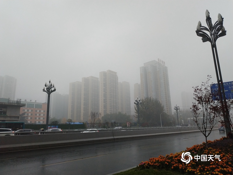 陕西宝鸡现雨雾天气 能见度不佳楼宇若隐若现