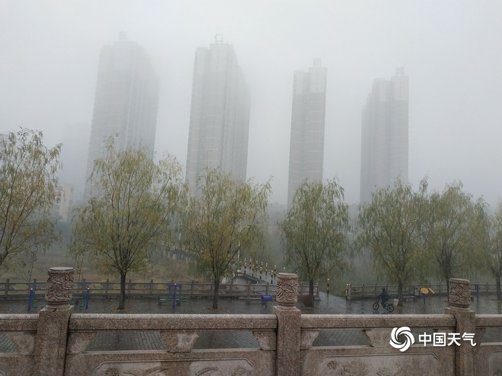 陕西宝鸡现雨雾天气 能见度不佳楼宇若隐若现