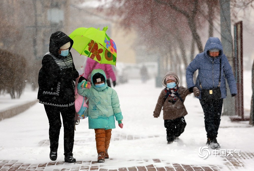 黑龙江发布暴雪红色预警 哈尔滨中山路积雪明显出行难