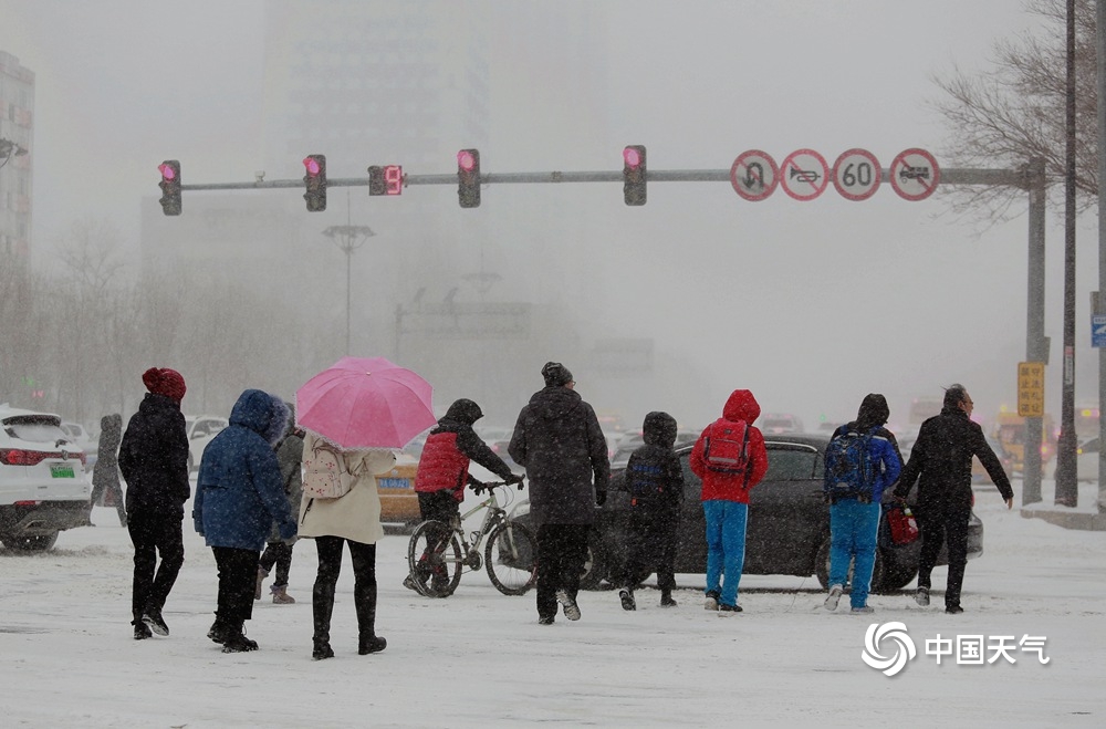 黑龙江发布暴雪红色预警 哈尔滨中山路积雪明显出行难
