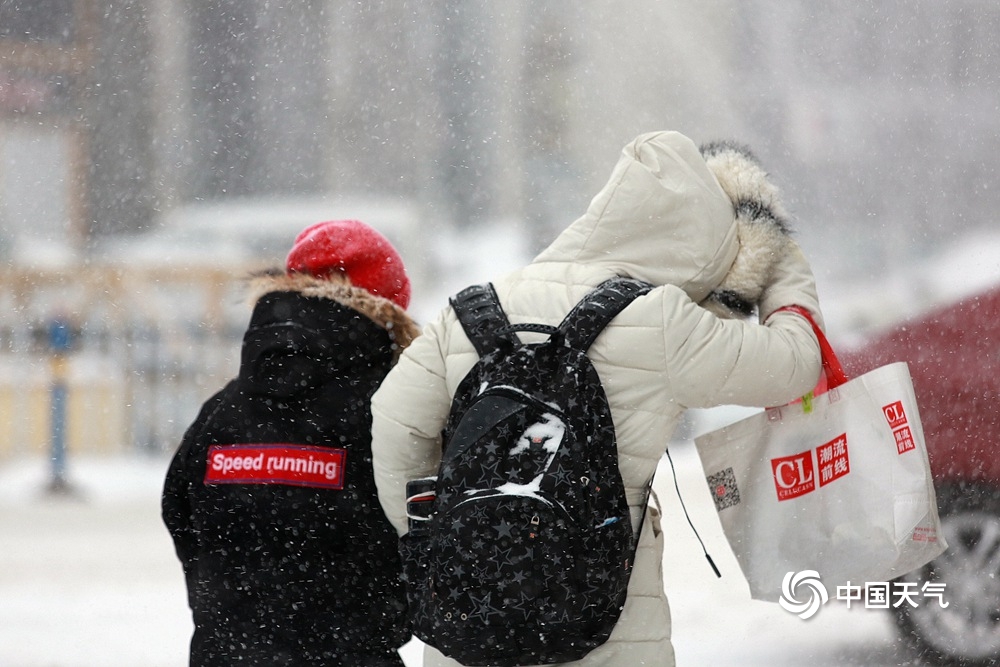 黑龙江发布暴雪红色预警 哈尔滨中山路积雪明显出行难