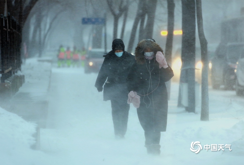 黑龙江发布暴雪红色预警 哈尔滨中山路积雪明显出行难
