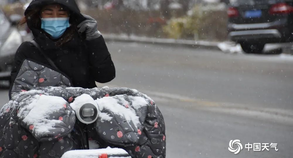 羽绒服备好了！暴雪预警连升两级，北方局地特大暴雪，南方换季式降温冻哭你