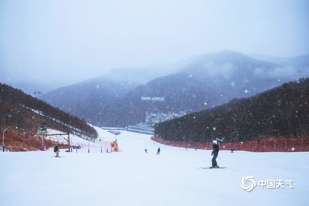 河北崇礼迎来入冬首场降雪 滑雪爱好者雪中驰骋