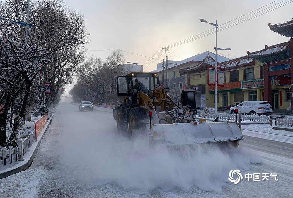 青海大部出现降雪致部分高速路积雪结冰