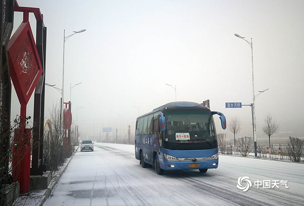 青海大部出现降雪致部分高速路积雪结冰
