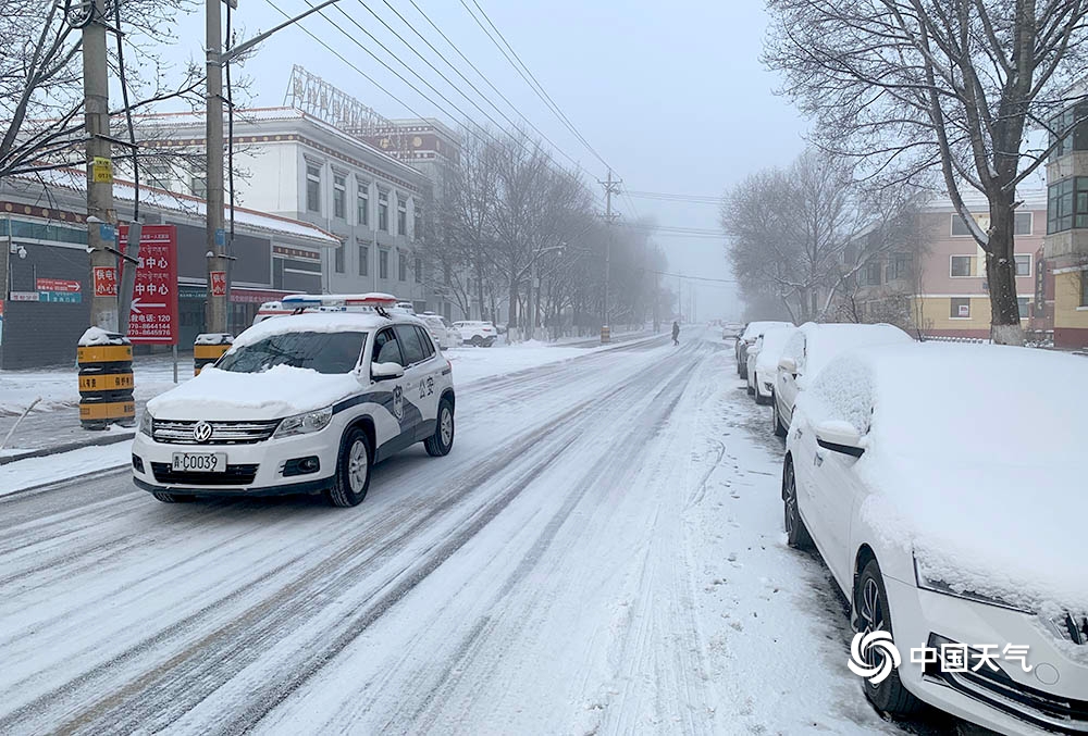 青海大部出现降雪致部分高速路积雪结冰