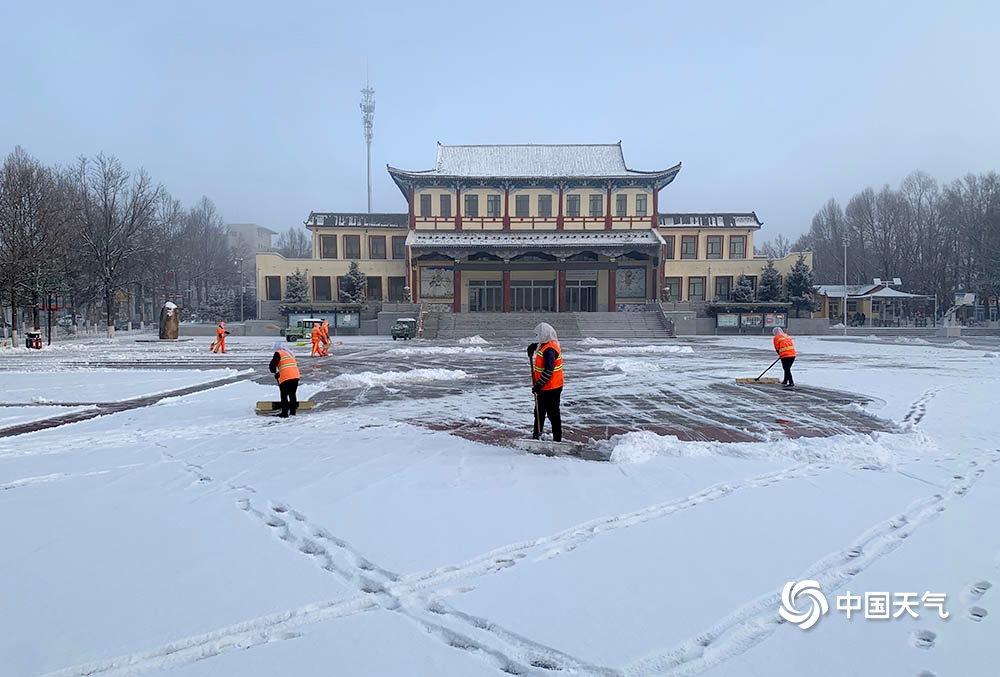 青海大部出现降雪致部分高速路积雪结冰