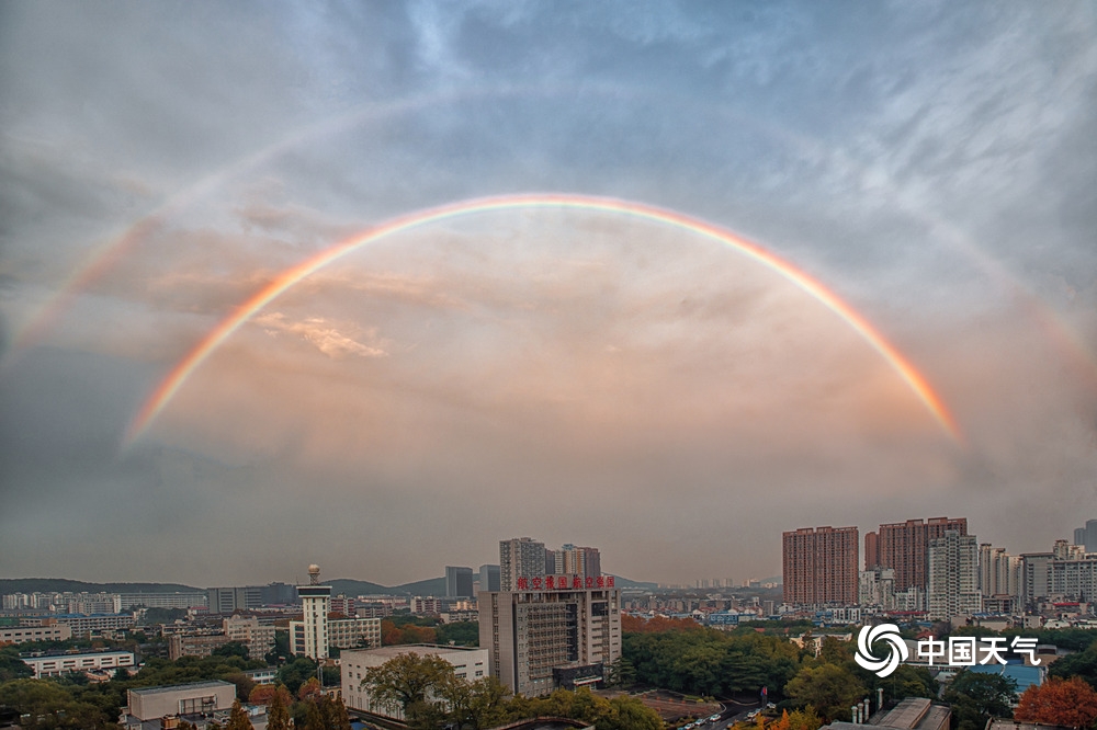 超美！武汉天空双彩虹与晚霞携手上演气象大片