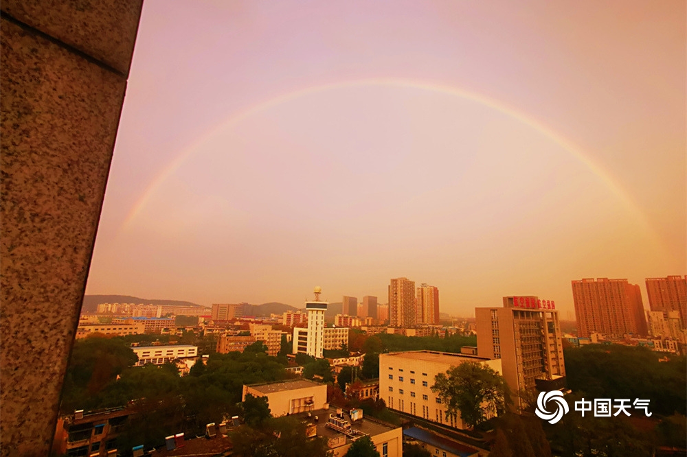 超美！武汉天空双彩虹与晚霞携手上演气象大片