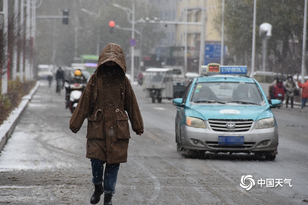 内蒙古多地出现降雪 航拍视角看雪中现场