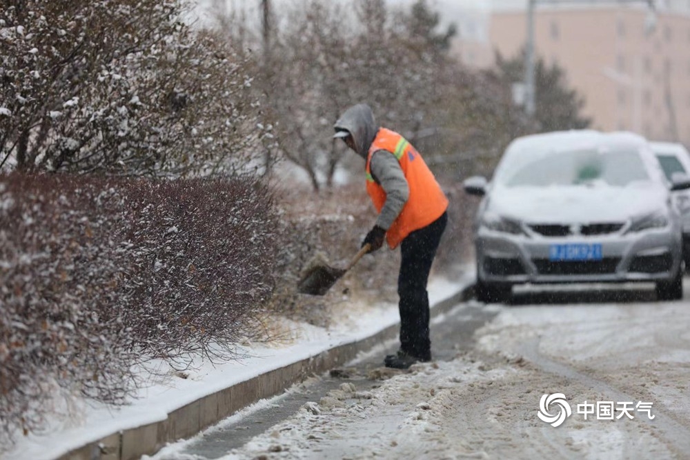 内蒙古多地出现降雪 航拍视角看雪中现场