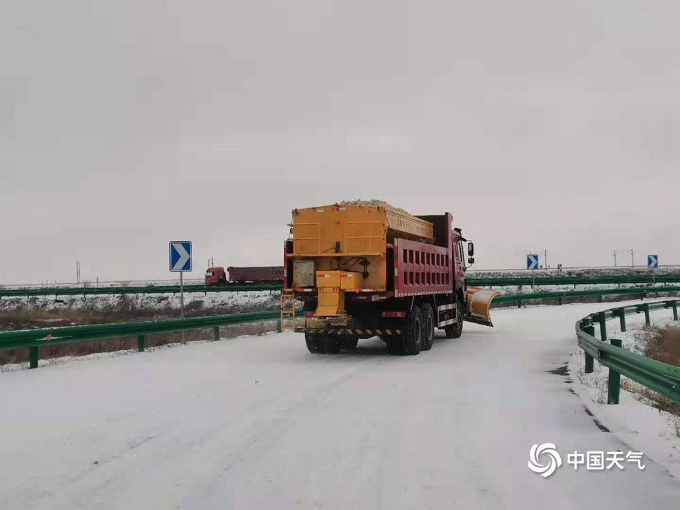 内蒙古多地出现降雪 航拍视角看雪中现场