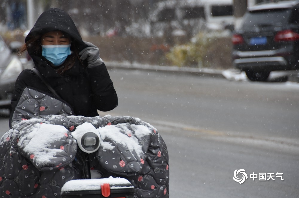 内蒙古多地出现降雪 航拍视角看雪中现场