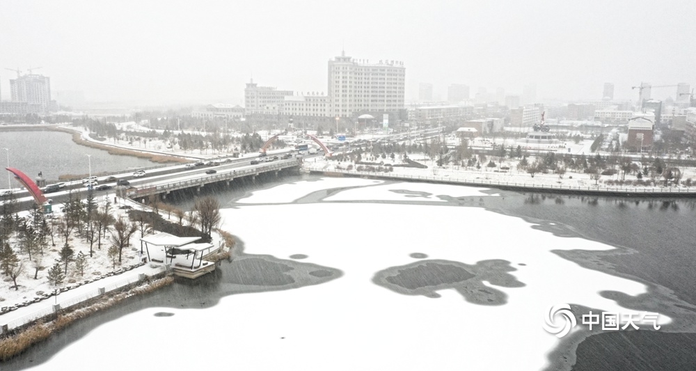 内蒙古多地出现降雪 航拍视角看雪中现场