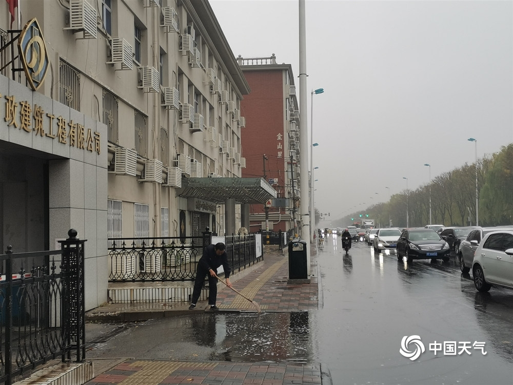 天津降下立冬以来首场雨 部分道路积水明显