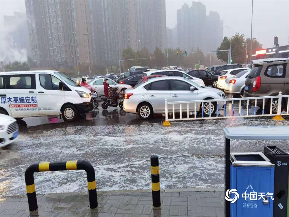 天津降下立冬以来首场雨 部分道路积水明显