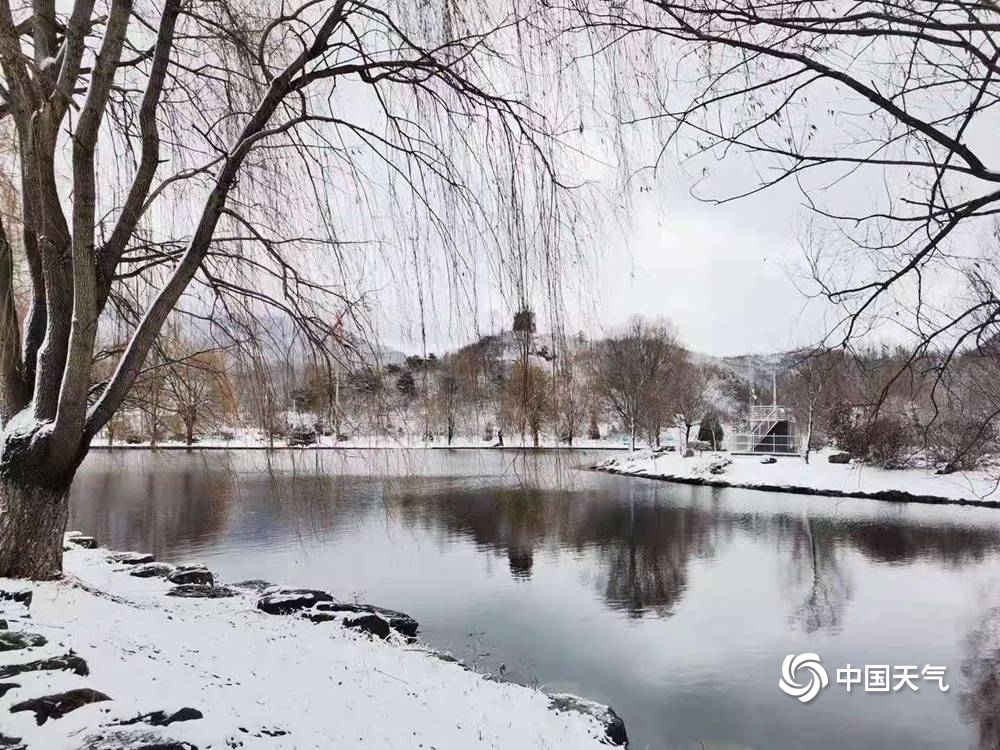 北京多地飘雪 粉妆玉砌如冰雪世界