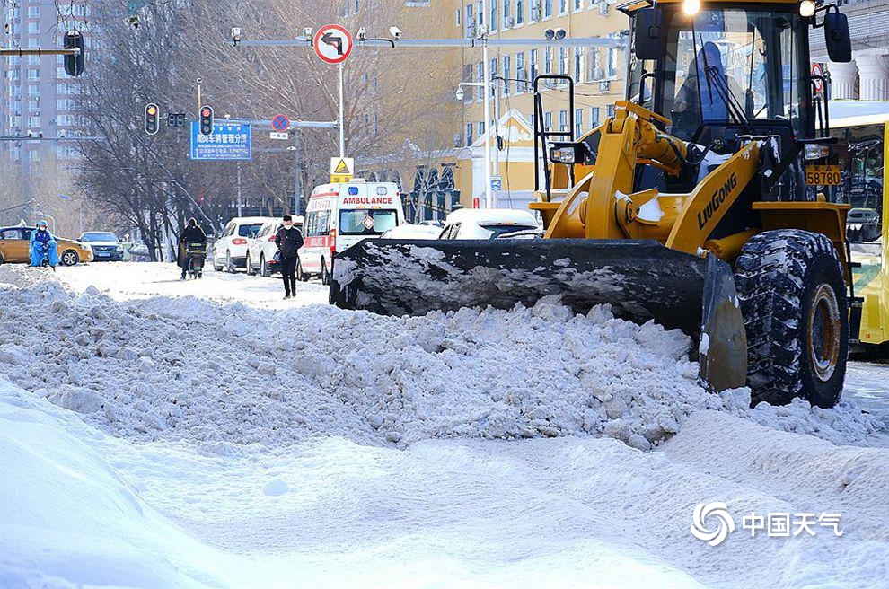 风雪过后 哈尔滨民众忙清雪保畅通