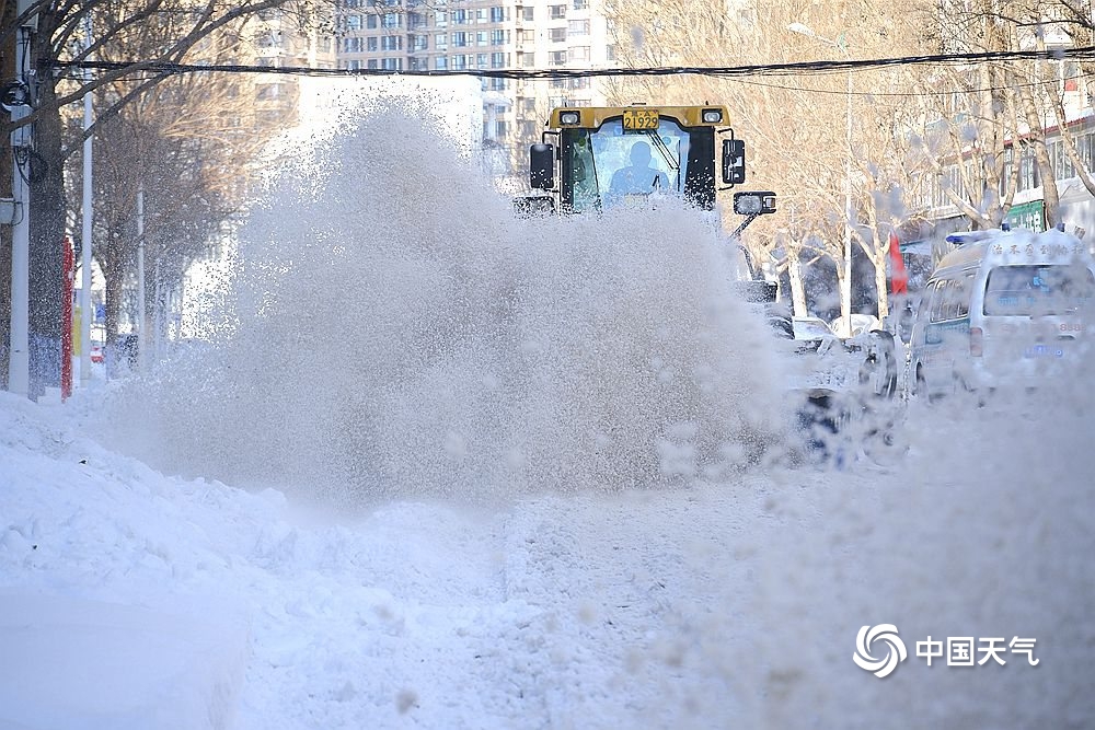 风雪过后 哈尔滨民众忙清雪保畅通