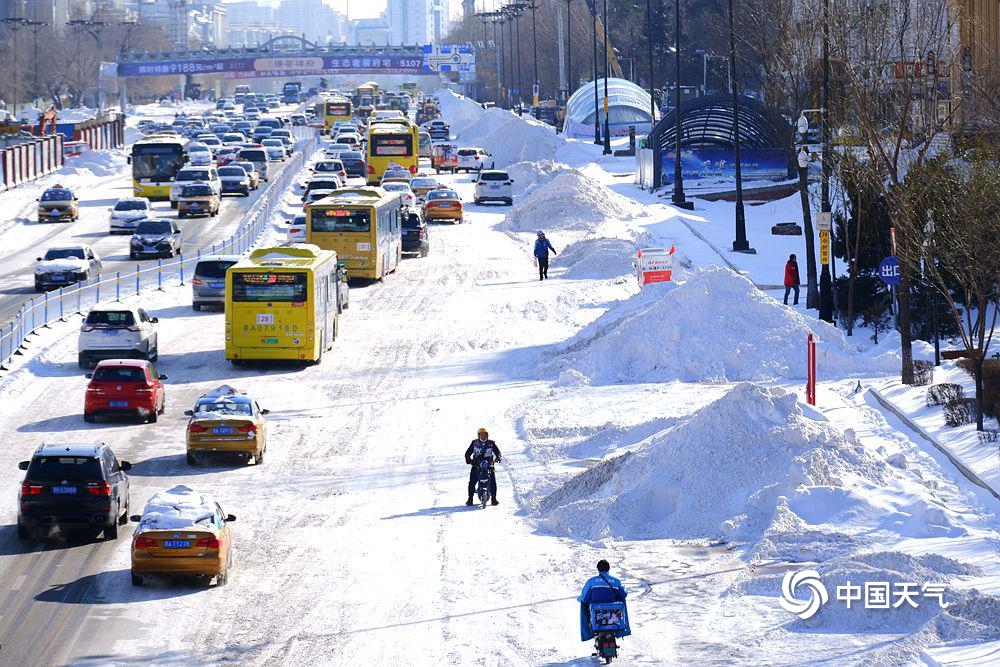 风雪过后 哈尔滨民众忙清雪保畅通