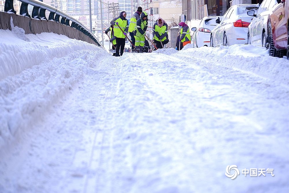 风雪过后 哈尔滨民众忙清雪保畅通