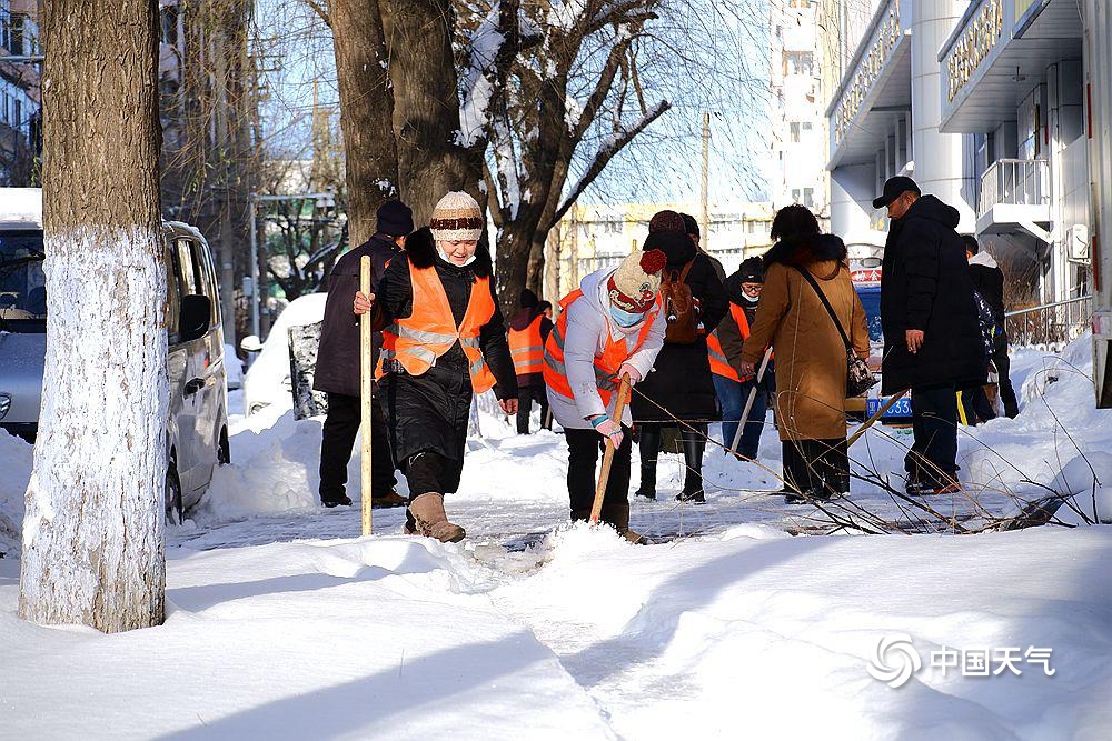 风雪过后 哈尔滨民众忙清雪保畅通