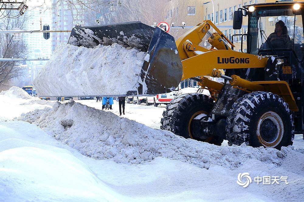 风雪过后 哈尔滨民众忙清雪保畅通