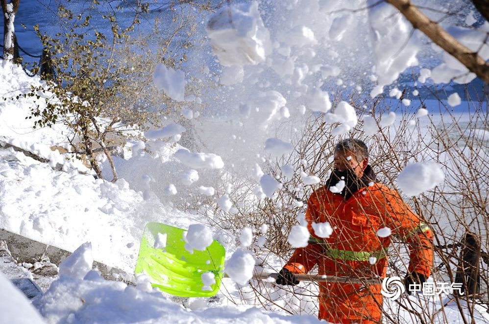 风雪过后 哈尔滨民众忙清雪保畅通