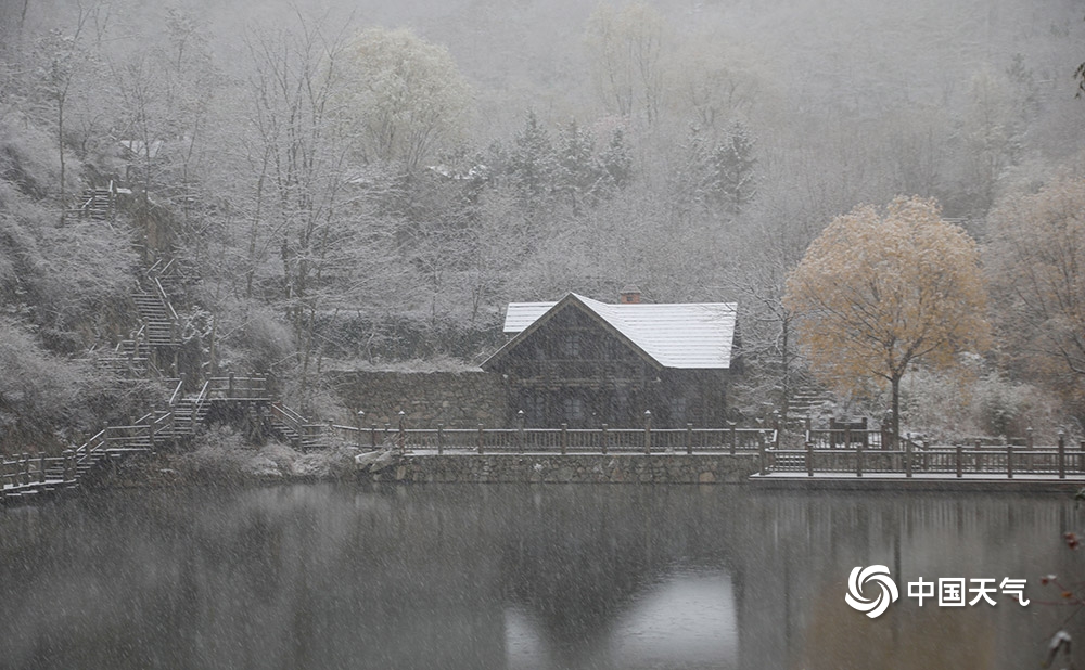 山东济南九如山风景区雪花飞舞银装素裹