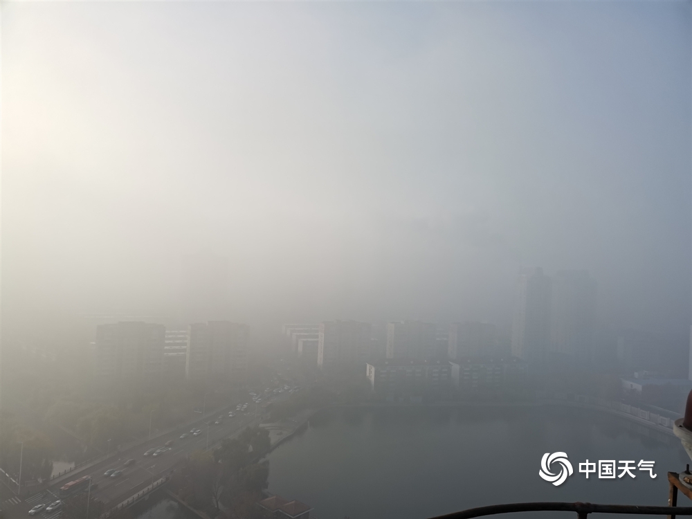 今晨天津大雾锁城 建筑“隐身”
