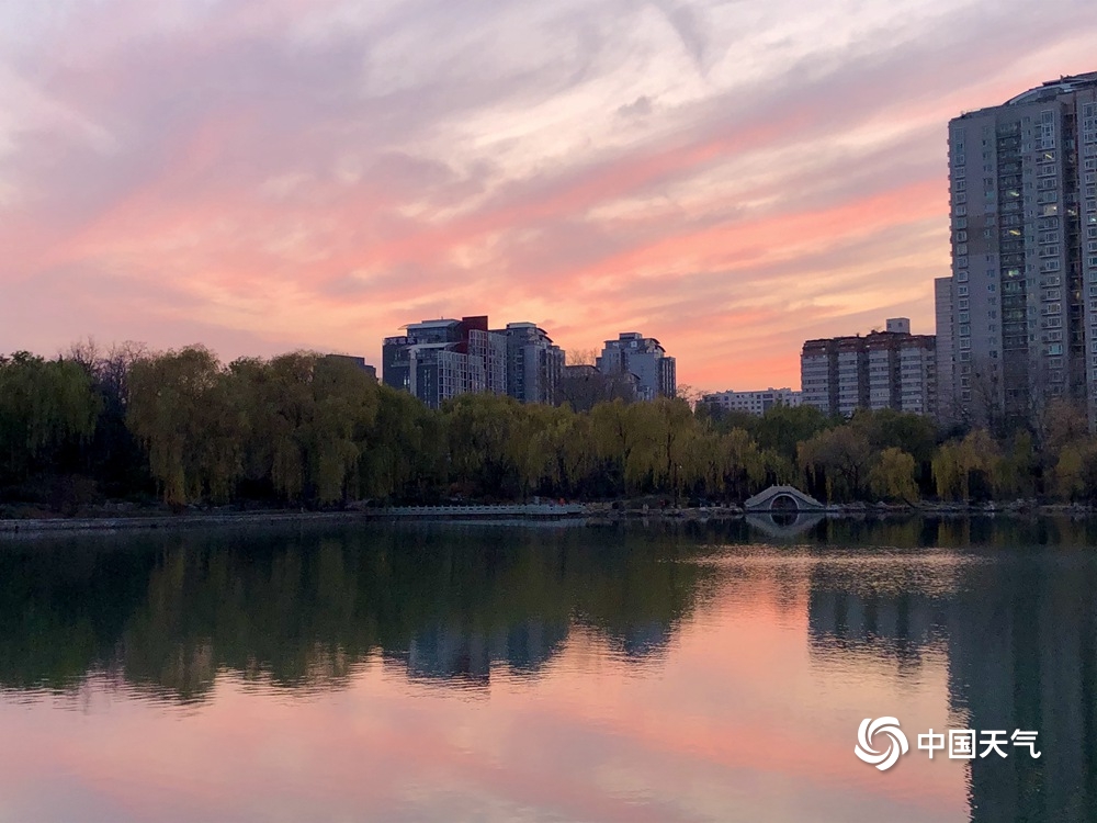 今天傍晚北京天空美到你了吗？金粉色晚霞铺满天空