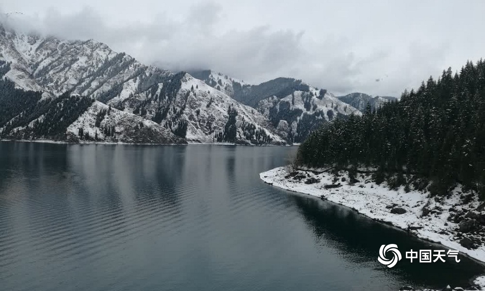 新疆天山天池白雪皑皑 尽显雪国之美