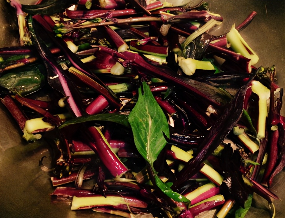 清炒红菜苔时，别直接就下锅，用上1招技巧，菜苔吃着香还不发苦