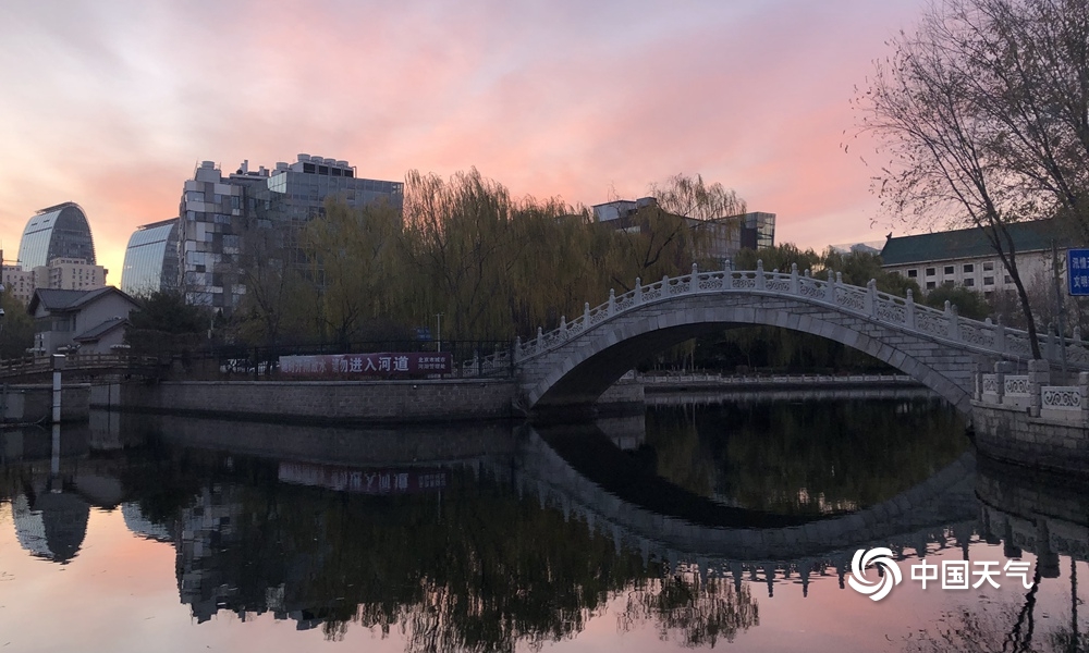 今晨北京阳光上线 绝美朝霞映红半边天
