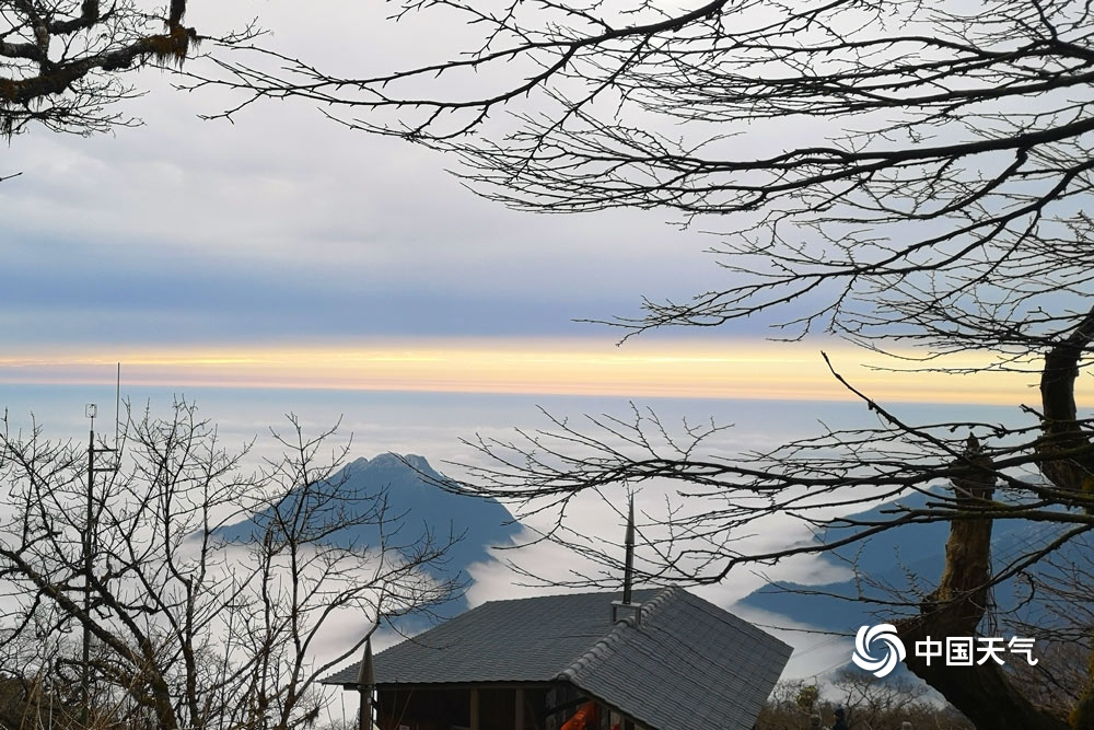 贵州梵净山：冰花漫山 云雾缭绕