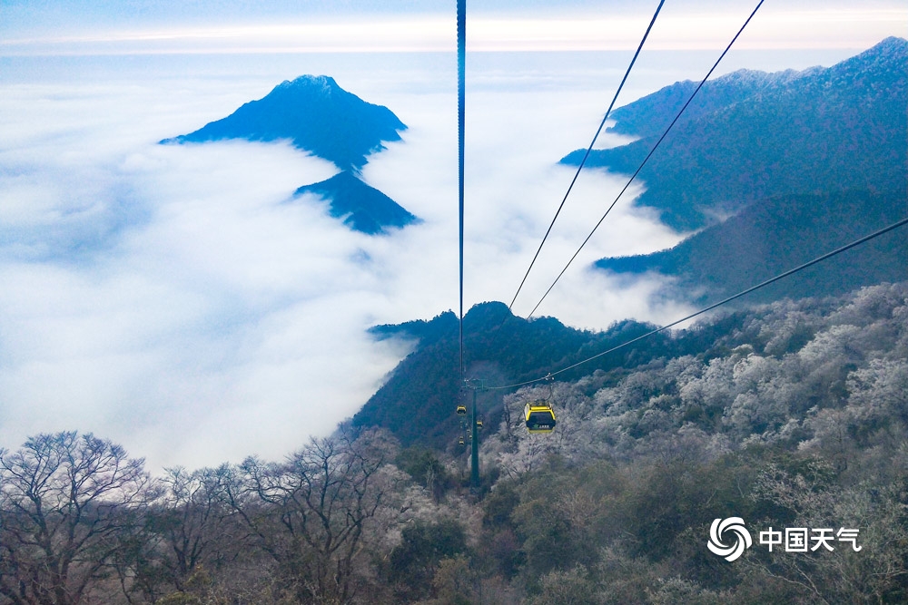 贵州梵净山：冰花漫山 云雾缭绕