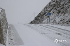 雪落甘肃武威乌鞘岭，乌